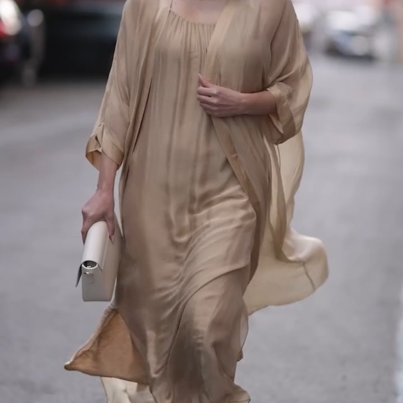 . Italian Silk Dress and Kimono Cape: Refined Elegance - Picture 12 of 13